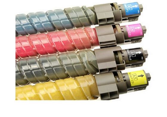 Toner Ricoh przeznaczony do drukarek SPC810 811, oferujący pełną pojemność tonera i chip z surowców klasy AAA